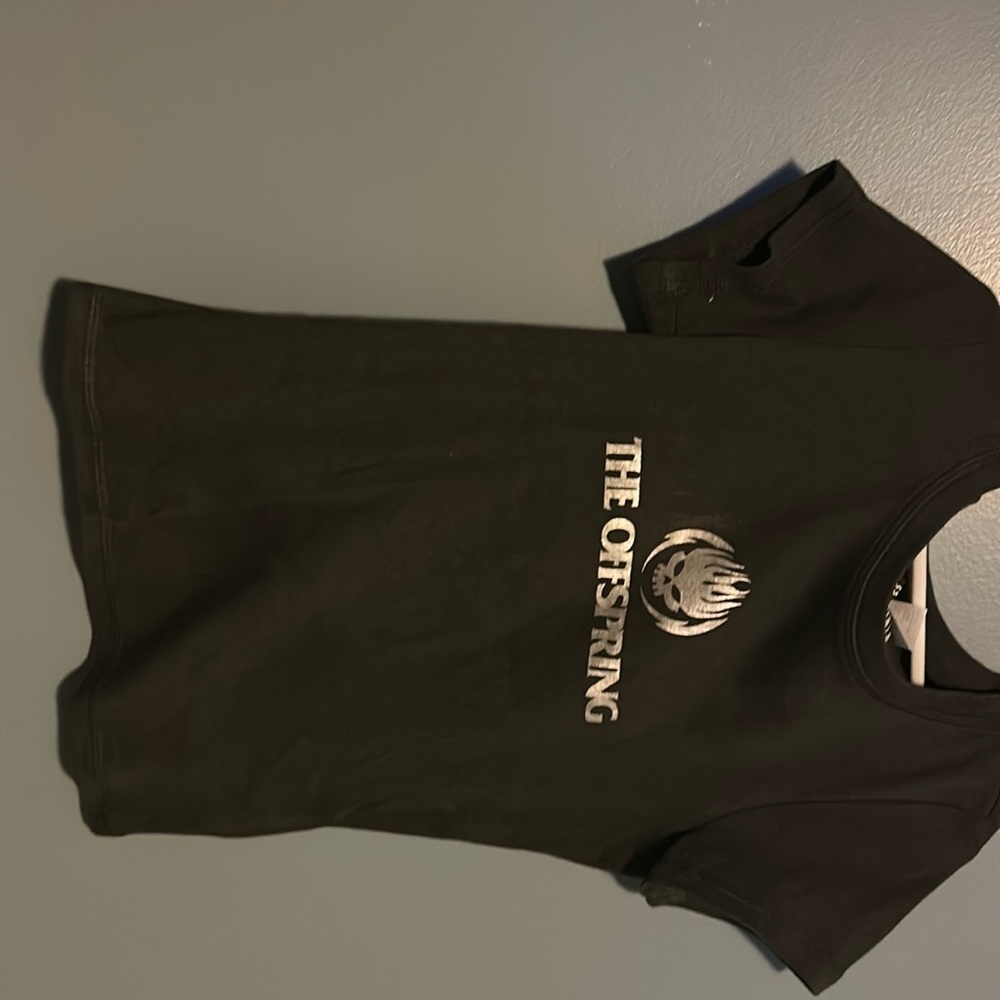 T-shirt with the off spring on it